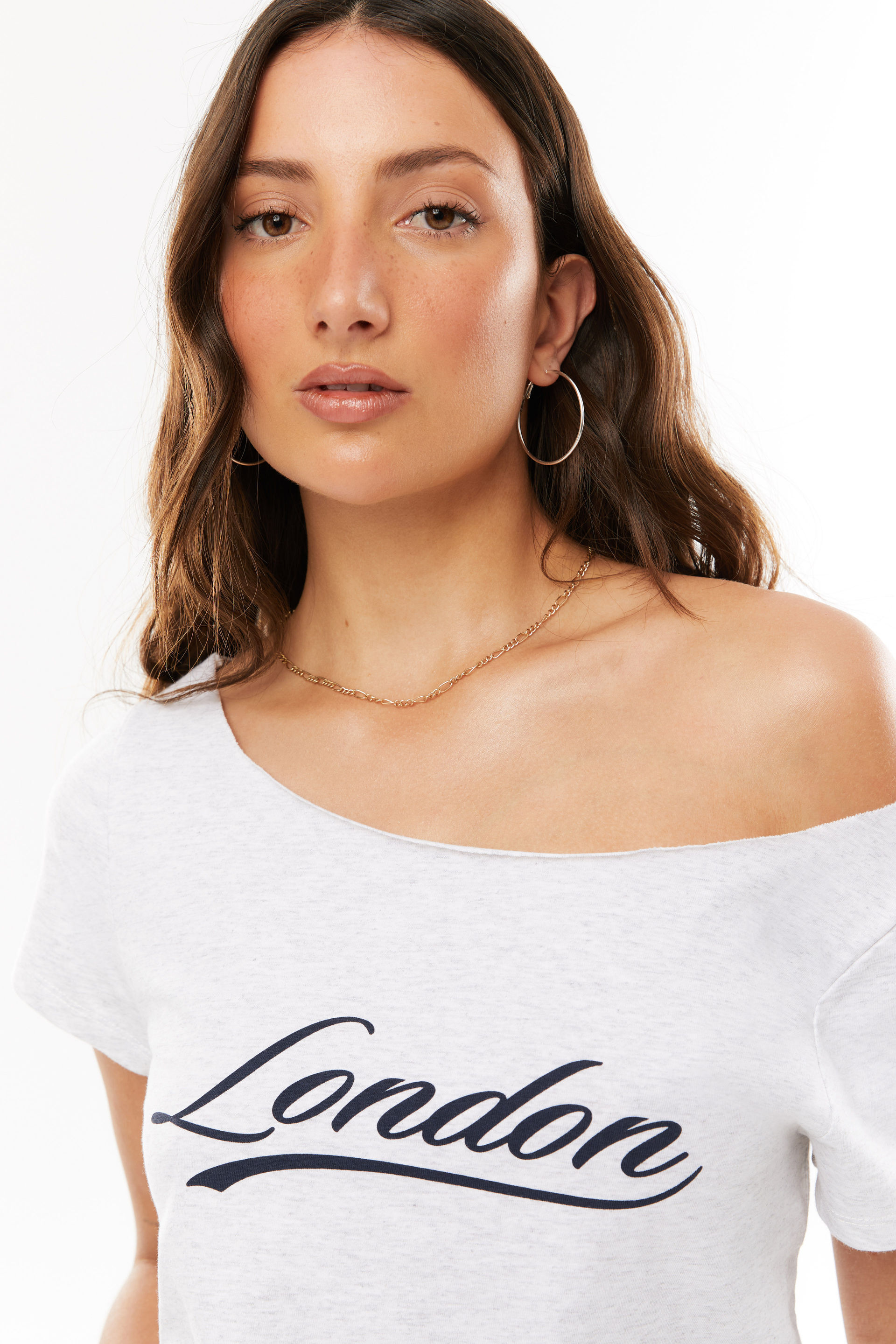 Blake Off Shoulder Graphic Tee light grey marle/london